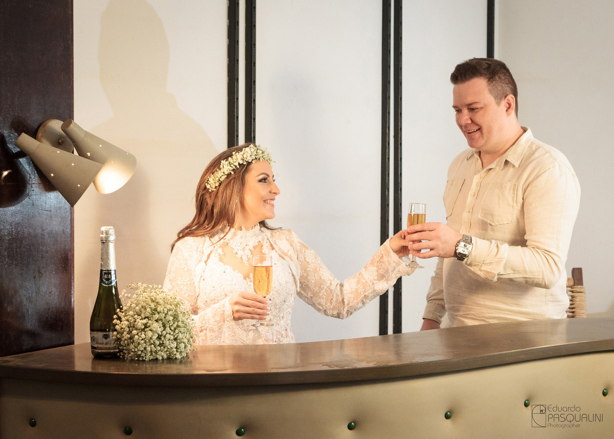 Amor, vamos brindar nossa felicidade. Fotografia de Eduardo Pasqualini, fotógrafo de casamentos e ensaios em Rio do Sul, Santa Catarina.