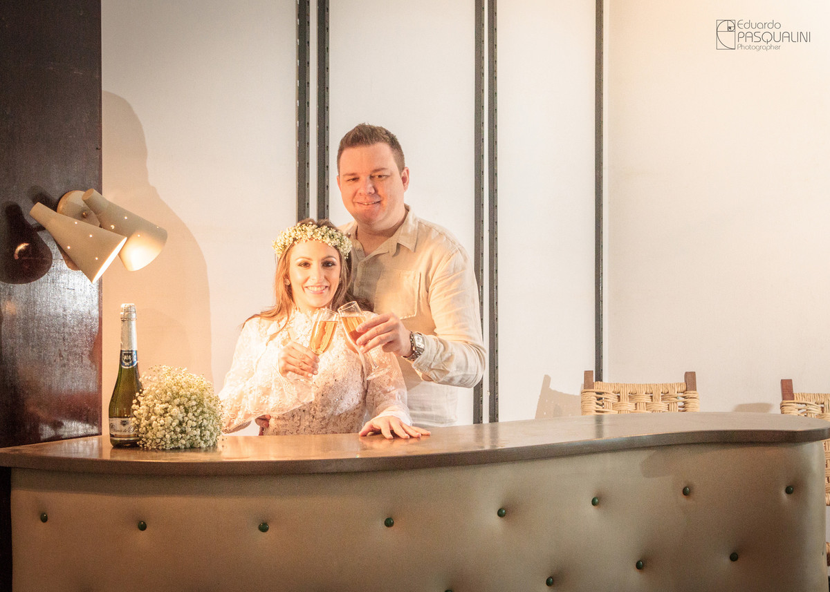 Um brinde ao nosso casamento. Fotografia de Eduardo Pasqualini, fotógrafo de casamentos e ensaios em Rio do Sul, Santa Catarina.