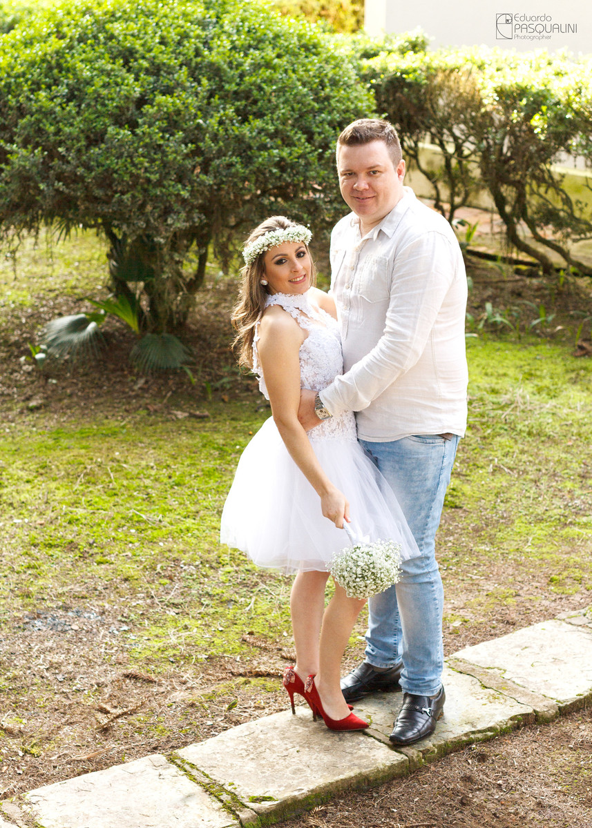 Abraçados, Vania e Alexandro durante ensaio pre-wedding. Fotografia de Eduardo Pasqualini, fotógrafo de casamentos e ensaios em Rio do Sul, Santa Catarina.