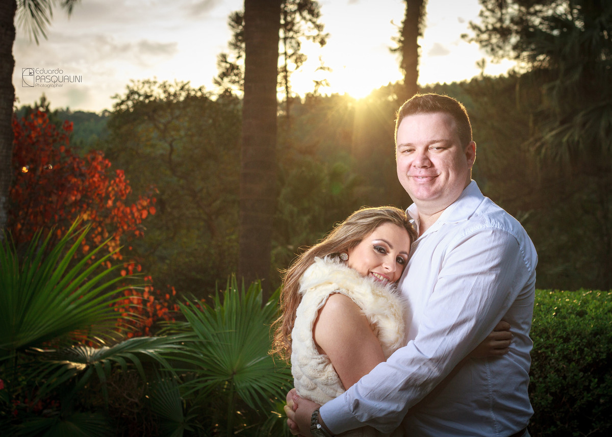 Por do sol num abraço aconchegante. Fotografia de Eduardo Pasqualini, fotógrafo de casamentos e ensaios em Rio do Sul, Santa Catarina.