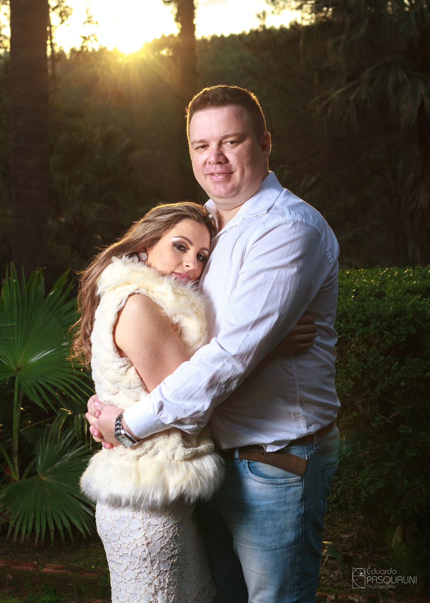 Abraços apertados para um final de dia fantástico. Fotografia de Eduardo Pasqualini, fotógrafo de casamentos e ensaios em Rio do Sul, Santa Catarina.