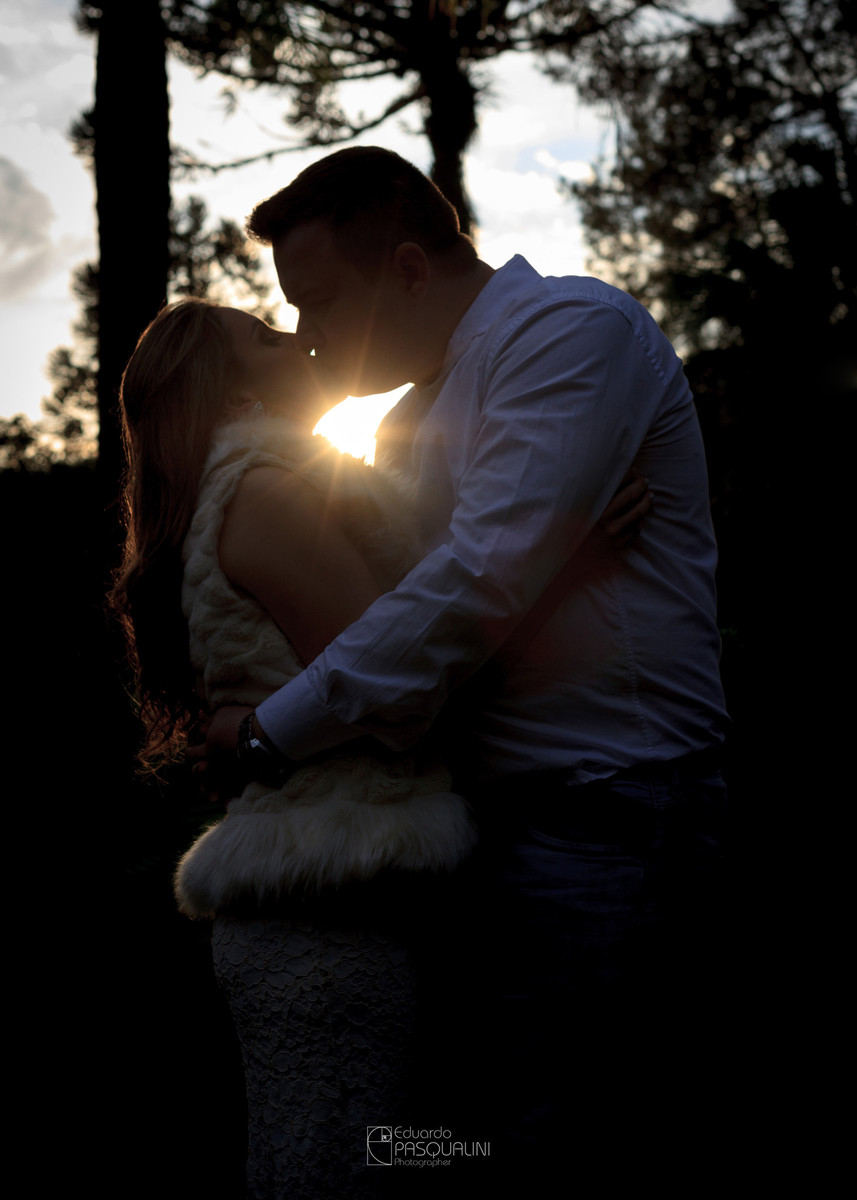 Silhueta de casal em ensaio pre-wedding. Fotografia de Eduardo Pasqualini, fotógrafo de casamentos e ensaios em Rio do Sul, Santa Catarina.
