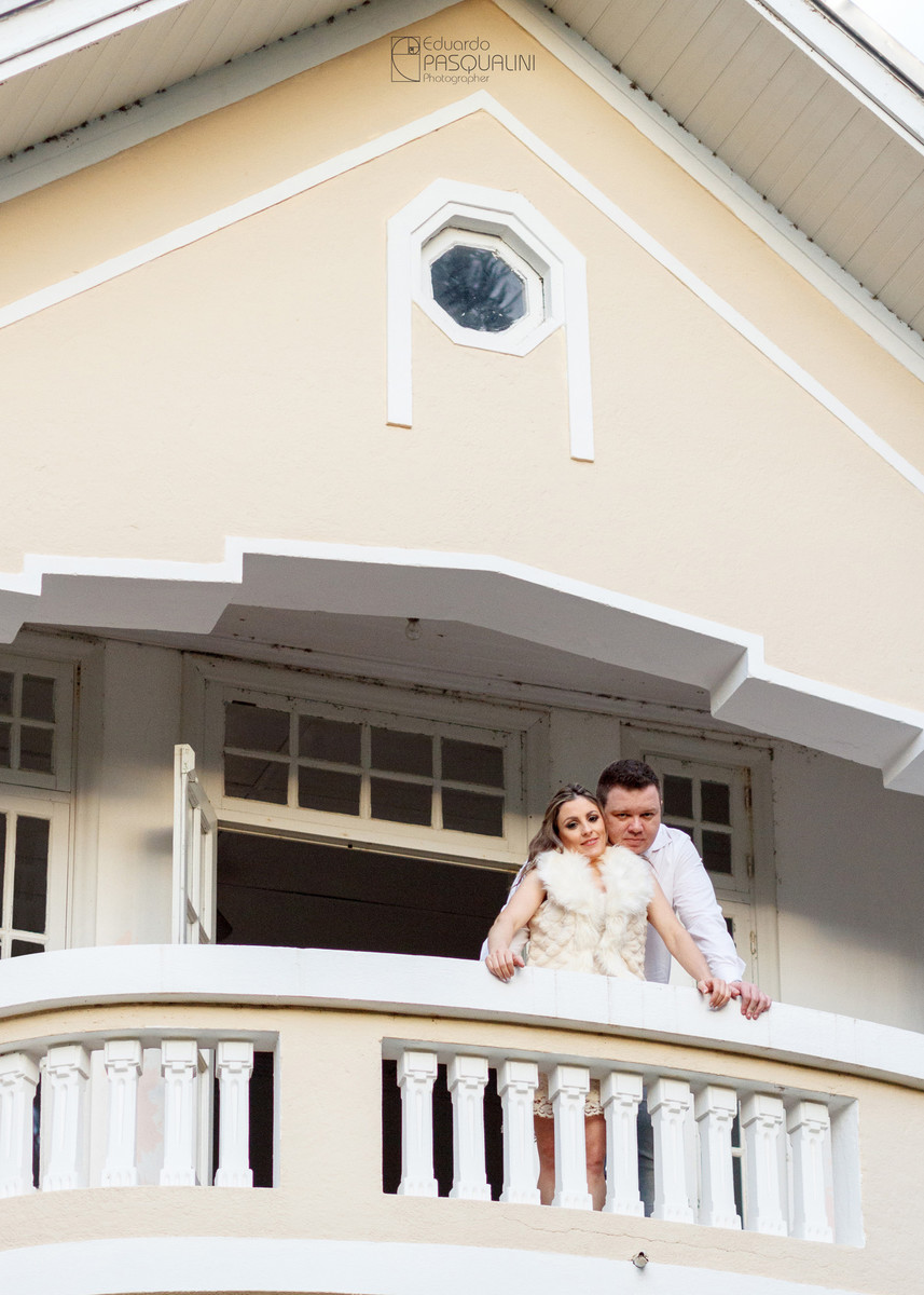 No para-peito da janela, Vania e Alexandro. Fotografia de Eduardo Pasqualini, fotógrafo de casamentos e ensaios em Rio do Sul, Santa Catarina.