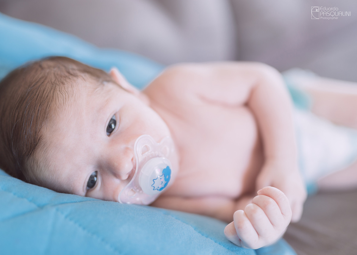 Bonitinho bebê com apenas 15 dias de idade. Fotografia de Eduardo Pasqualini, fotógrafo de casamentos e ensaios em Rio do Sul, Santa Catarina.