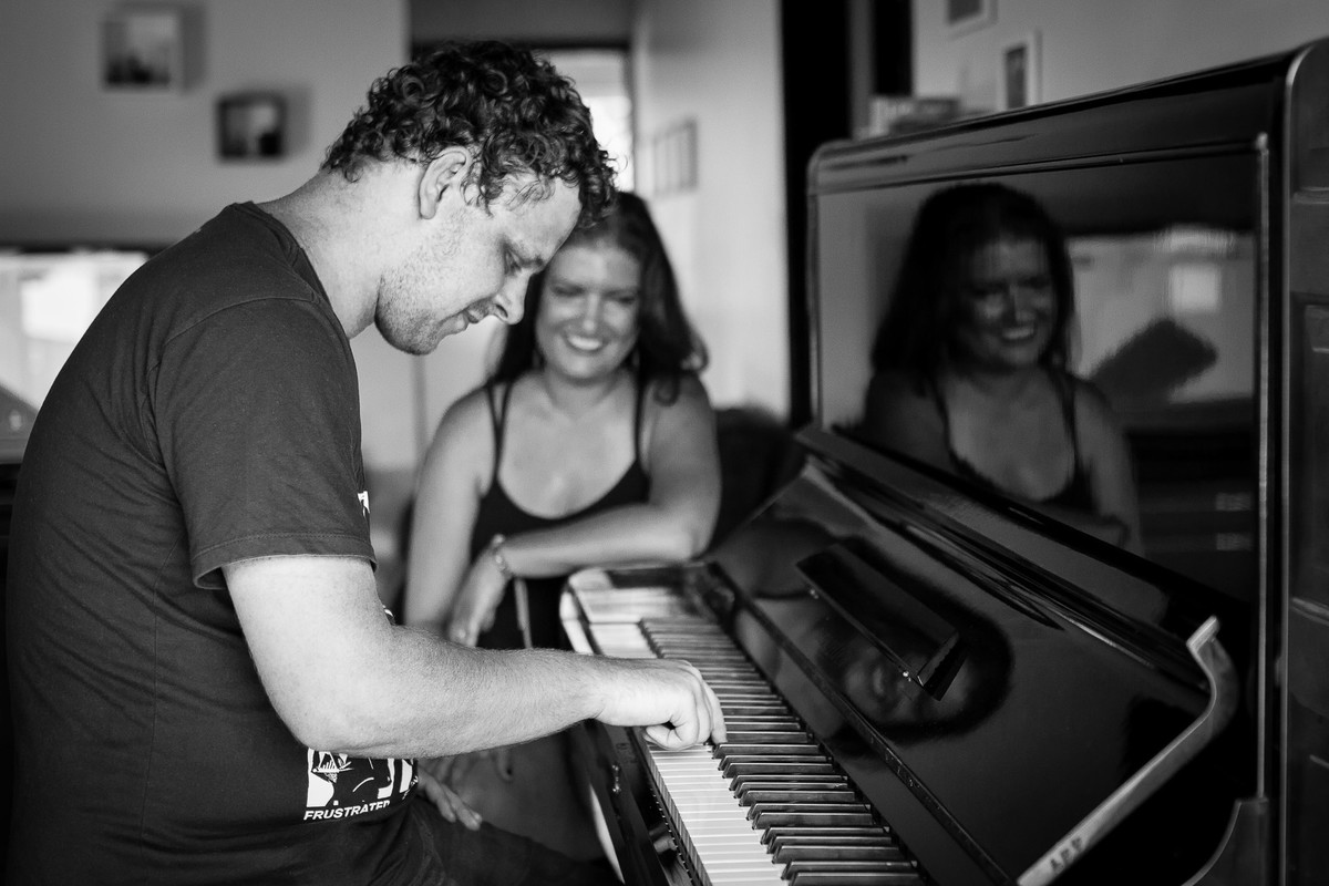 Tentado tocar piano para a sua noiva. Fotografia de Eduardo Pasqualini Fotógrafo profissional de ensaio e casamento em Rio do Sul, Santa Catarina, Brasil.