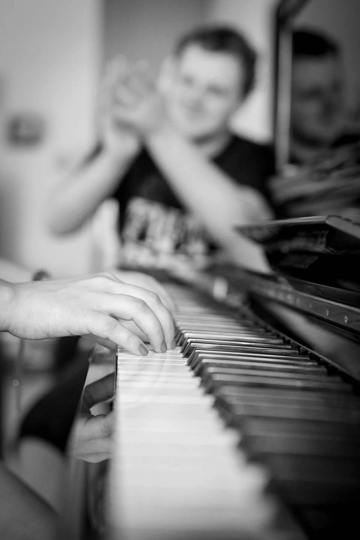 Aplaudindo, noivo Grego feliz ao ouvir sua noiva tocar piano. Fotografia de Eduardo Pasqualini Fotógrafo profissional de ensaio e casamento em Rio do Sul, Santa Catarina, Brasil.