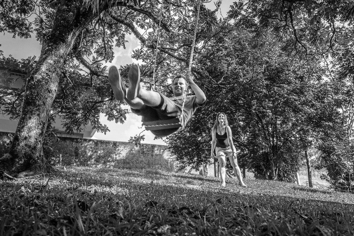 Me empurra amor. Ensaio Pre-wedding de Djenifer e Grego. Fotografia de Eduardo Pasqualini Fotógrafo profissional de ensaio e casamento em Rio do Sul, Santa Catarina, Brasil.