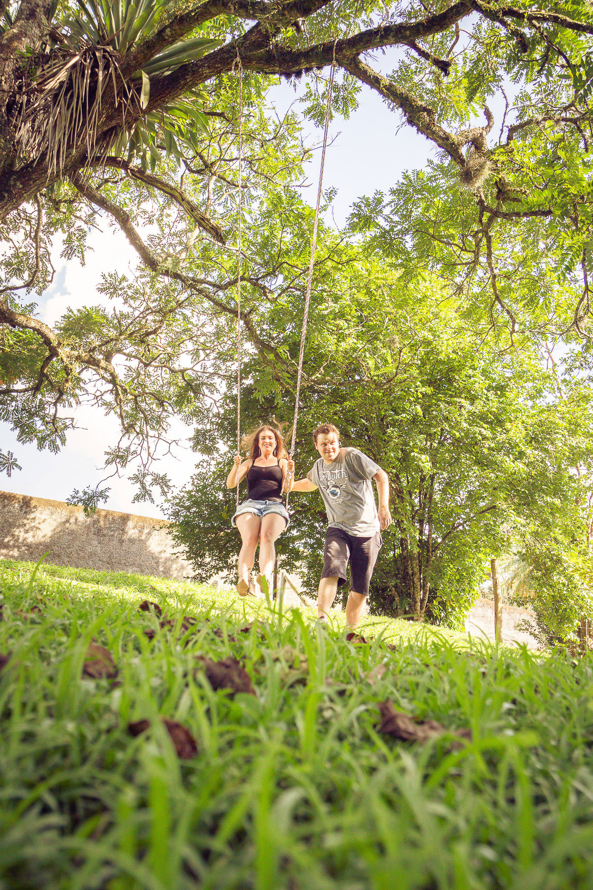 Vai bem alto amor, te empurro no balanço. Fotografia de Eduardo Pasqualini Fotógrafo profissional de ensaio e casamento em Rio do Sul, Santa Catarina, Brasil.