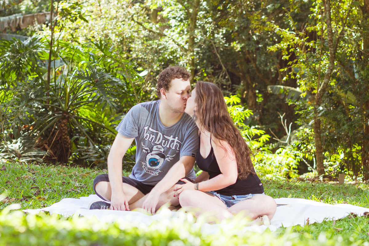Dia de sol no gramado, ar fresco e muito love. Fotografia de Eduardo Pasqualini Fotógrafo profissional de ensaio e casamento em Rio do Sul, Santa Catarina, Brasil.