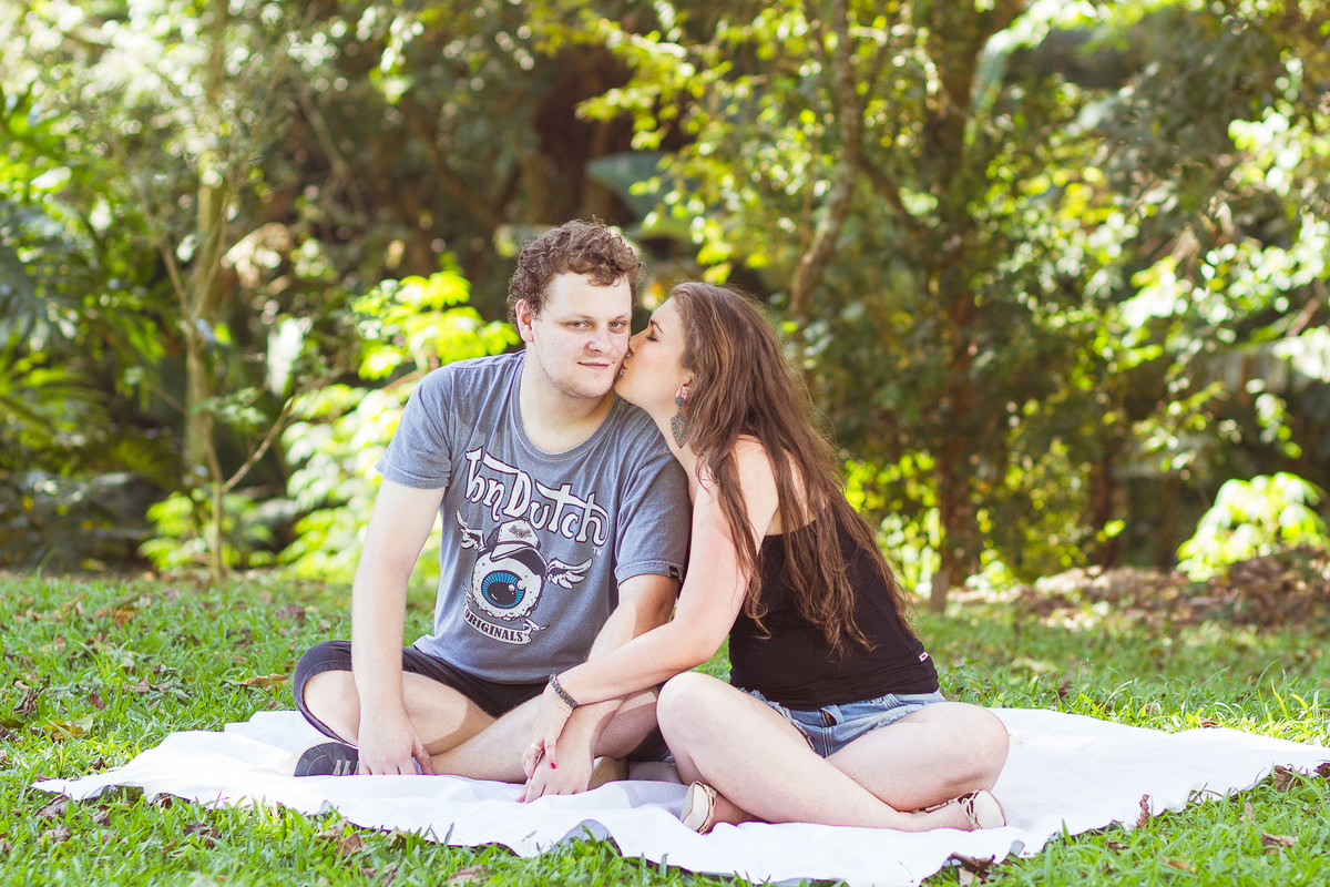 Noiva Djenifer de beijinho no rosto do noivo grego. Fotografia de Eduardo Pasqualini Fotógrafo profissional de ensaio e casamento em Rio do Sul, Santa Catarina, Brasil.