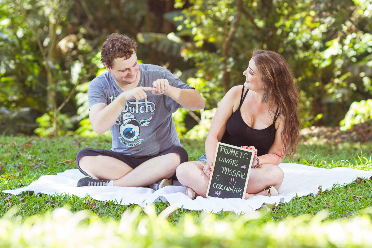 Plaquinha prometo lavar, passar e cozinhar. Foto engraçada. Fotografia de Eduardo Pasqualini Fotógrafo profissional de ensaio e casamento em Rio do Sul, Santa Catarina, Brasil.