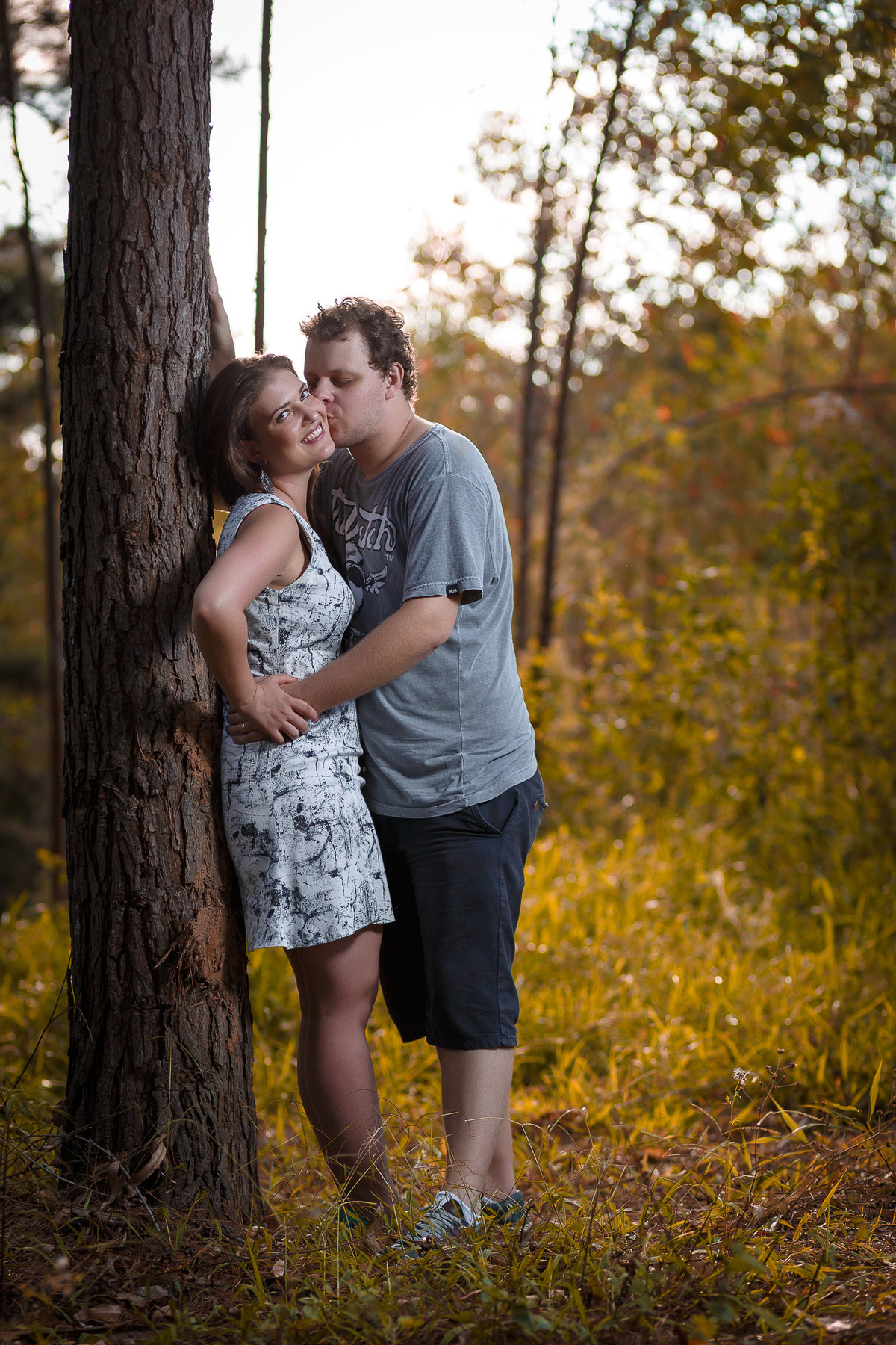 Me abraça e me beija. Ensaio de casal pre casamento. Fotografia de Eduardo Pasqualini Fotógrafo profissional de ensaio e casamento em Rio do Sul, Santa Catarina, Brasil.