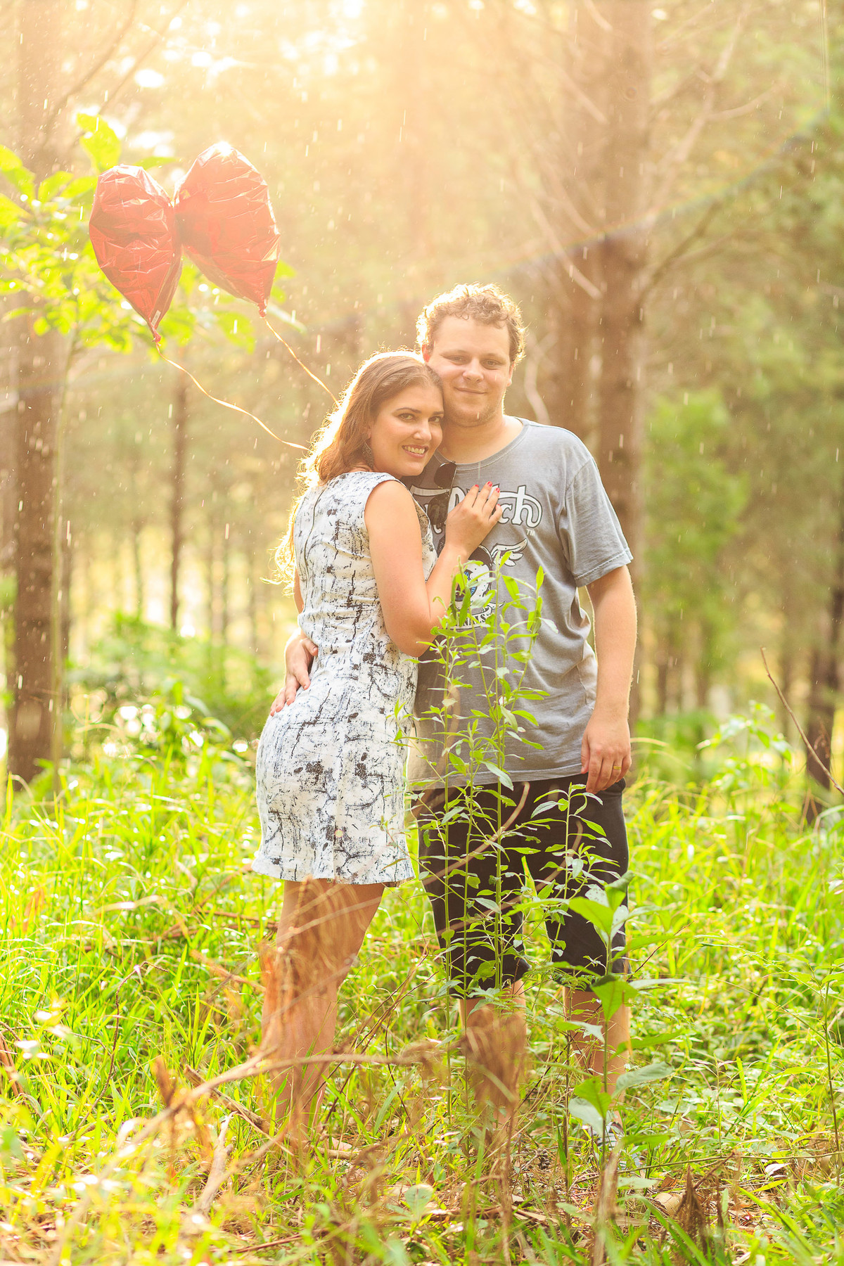 Uma fina chuva refresca nosso amor. Fotografia de Eduardo Pasqualini Fotógrafo profissional de ensaio e casamento em Rio do Sul, Santa Catarina, Brasil.