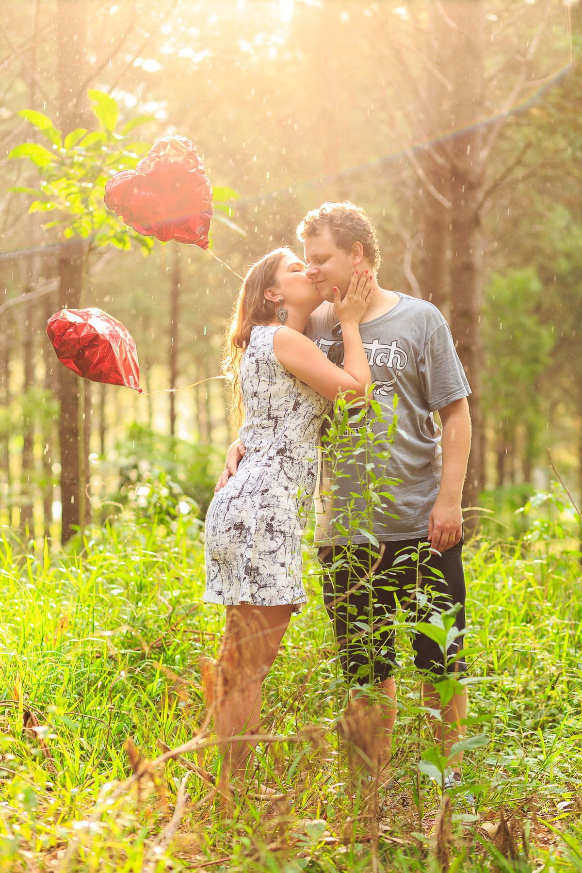 Beijo molhado na garoa. Foto com balões. Fotografia de Eduardo Pasqualini Fotógrafo profissional de ensaio e casamento em Rio do Sul, Santa Catarina, Brasil.