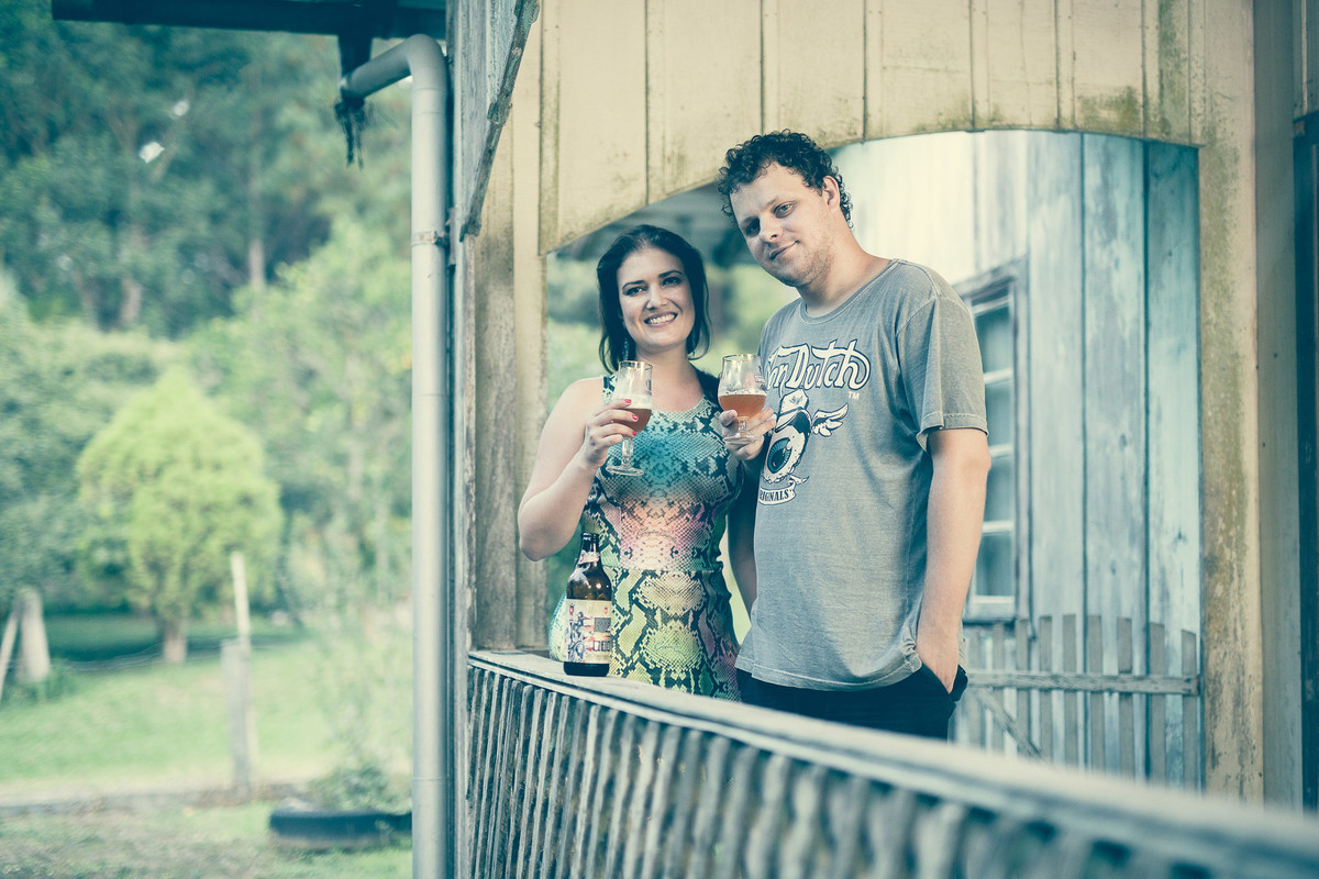 Um dos nossos prazeres, beber cerveja. Fotografia de Eduardo Pasqualini Fotógrafo profissional de ensaio e casamento em Rio do Sul, Santa Catarina, Brasil.