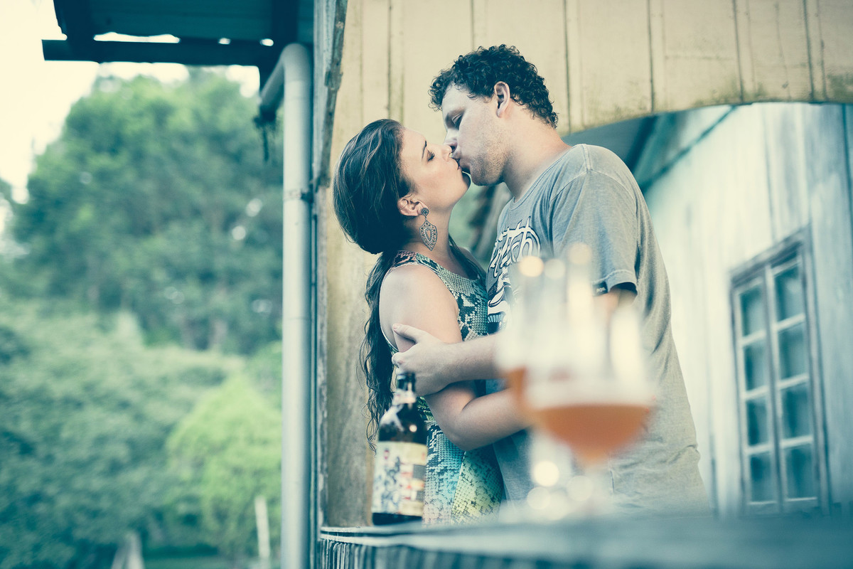 Uma cerveja e um beijo. Delícia! Fotografia de Eduardo Pasqualini Fotógrafo profissional de ensaio e casamento em Rio do Sul, Santa Catarina, Brasil.
