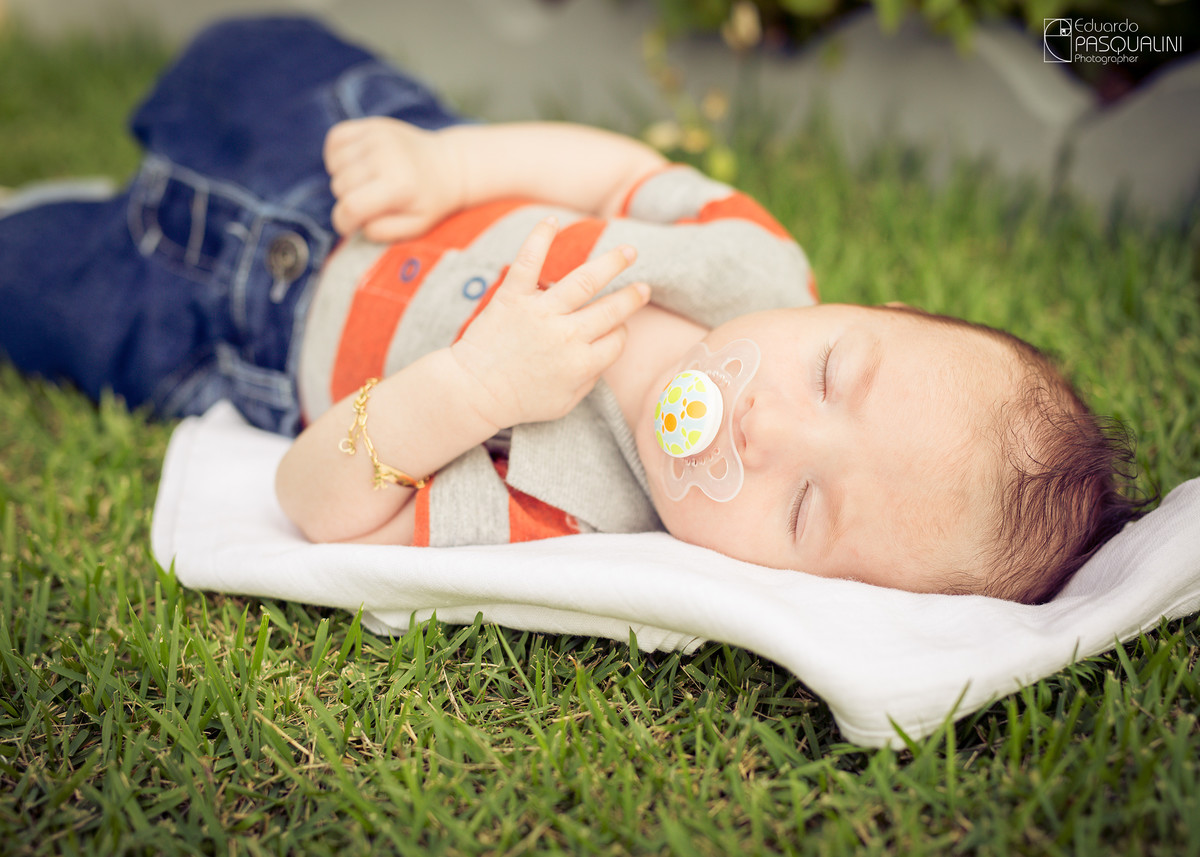 Dormindo sobre a grama, bebê Samuel. Fotografia de Eduardo Pasqualini, fotógrafo de casamentos e ensaios em Rio do Sul, Santa Catarina.