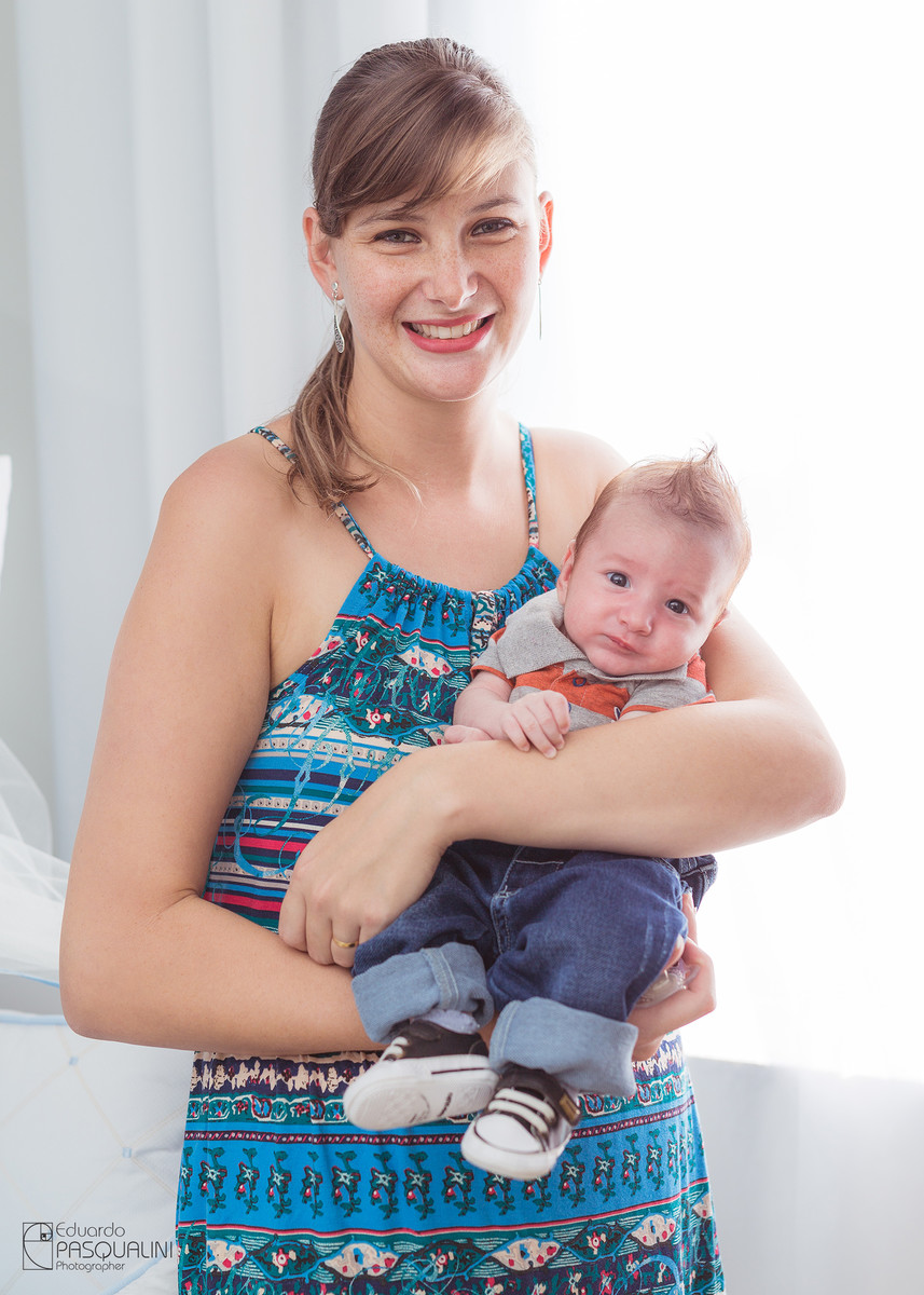 Mamãe Natachia segurando seu bebê Samuel. Fotografia de Eduardo Pasqualini, fotógrafo de casamentos e ensaios em Rio do Sul, Santa Catarina.