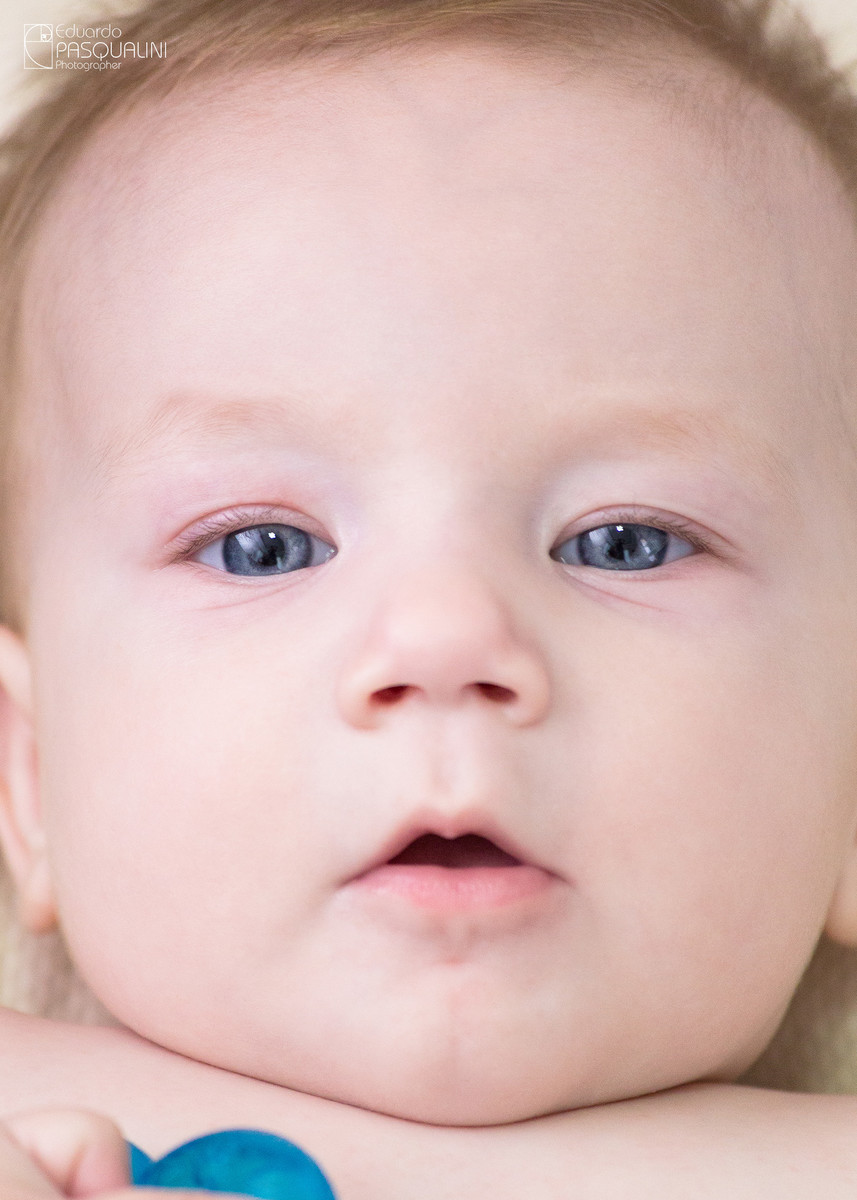 Imensos olhos azuis e redondos de bebezinho Théo. Fotografia de Eduardo Pasqualini, fotógrafo de casamentos e ensaios em Rio do Sul, Santa Catarina.