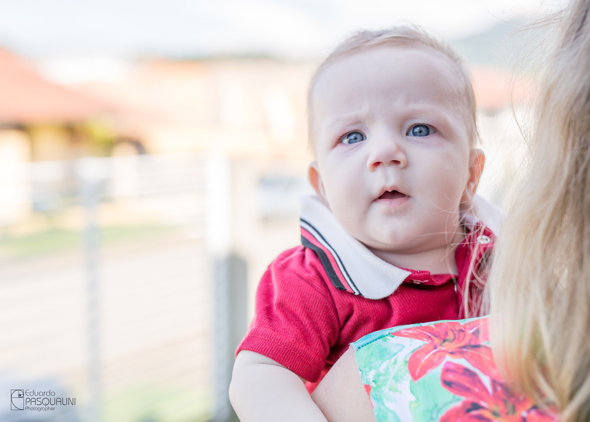 Théo, bebê de Inaraí no colo da mamãe. Fotografia de Eduardo Pasqualini, fotógrafo de casamentos e ensaios em Rio do Sul, Santa Catarina.