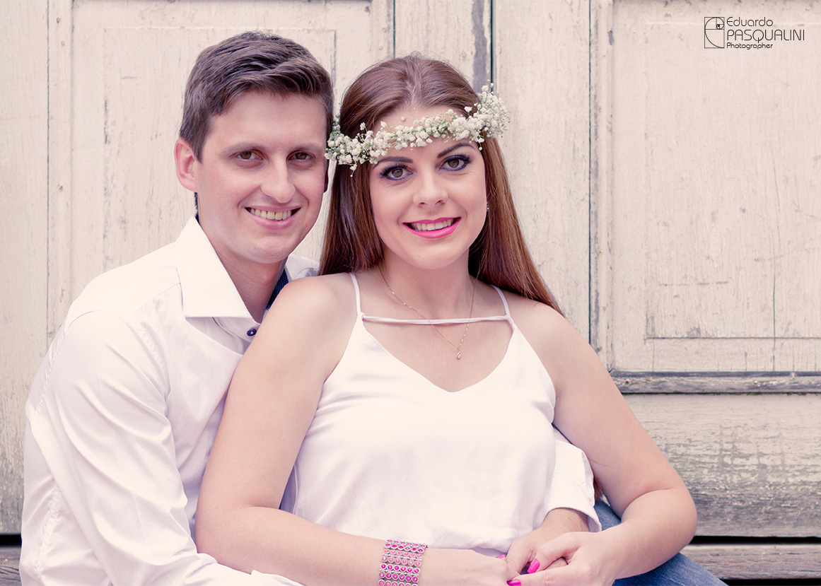 Casal Tamires e Cleber abraços em ensaio pré-wedding