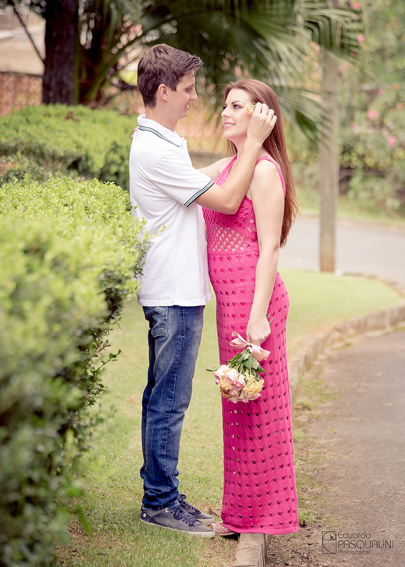 Cleber colocando uma flor no cabelo de Tamires. Fotografia de Eduardo Pasqualini, fotógrafo de casamentos e ensaios em Rio do Sul, Santa Catarina.