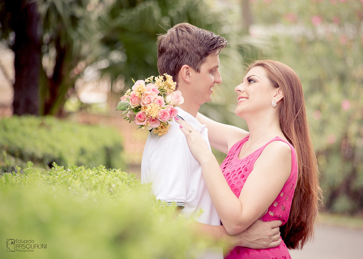 Junto de seu pequeno buque, Tamires e Cleber apaixonados. Fotografia de Eduardo Pasqualini, fotógrafo de casamentos e ensaios em Rio do Sul, Santa Catarina.