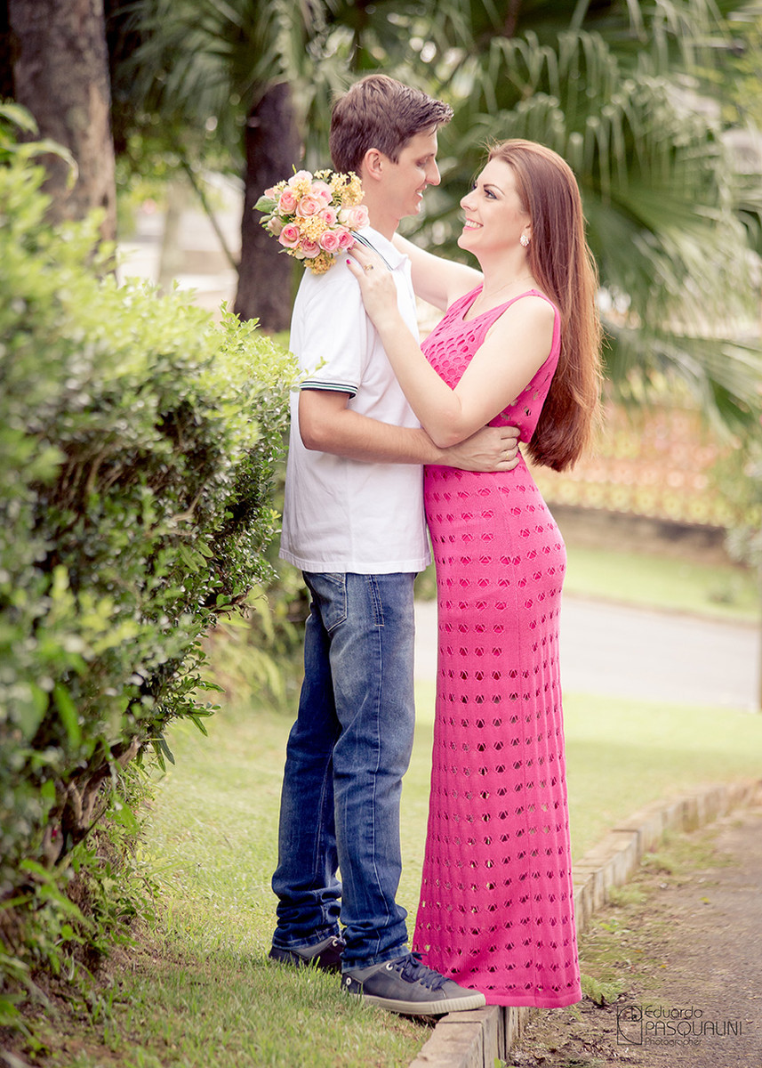 Junto a muro de plantas, Tamires e Cleber em ensaio pré-wedding. Fotografia de Eduardo Pasqualini, fotógrafo de casamentos e ensaios em Rio do Sul, Santa Catarina.
