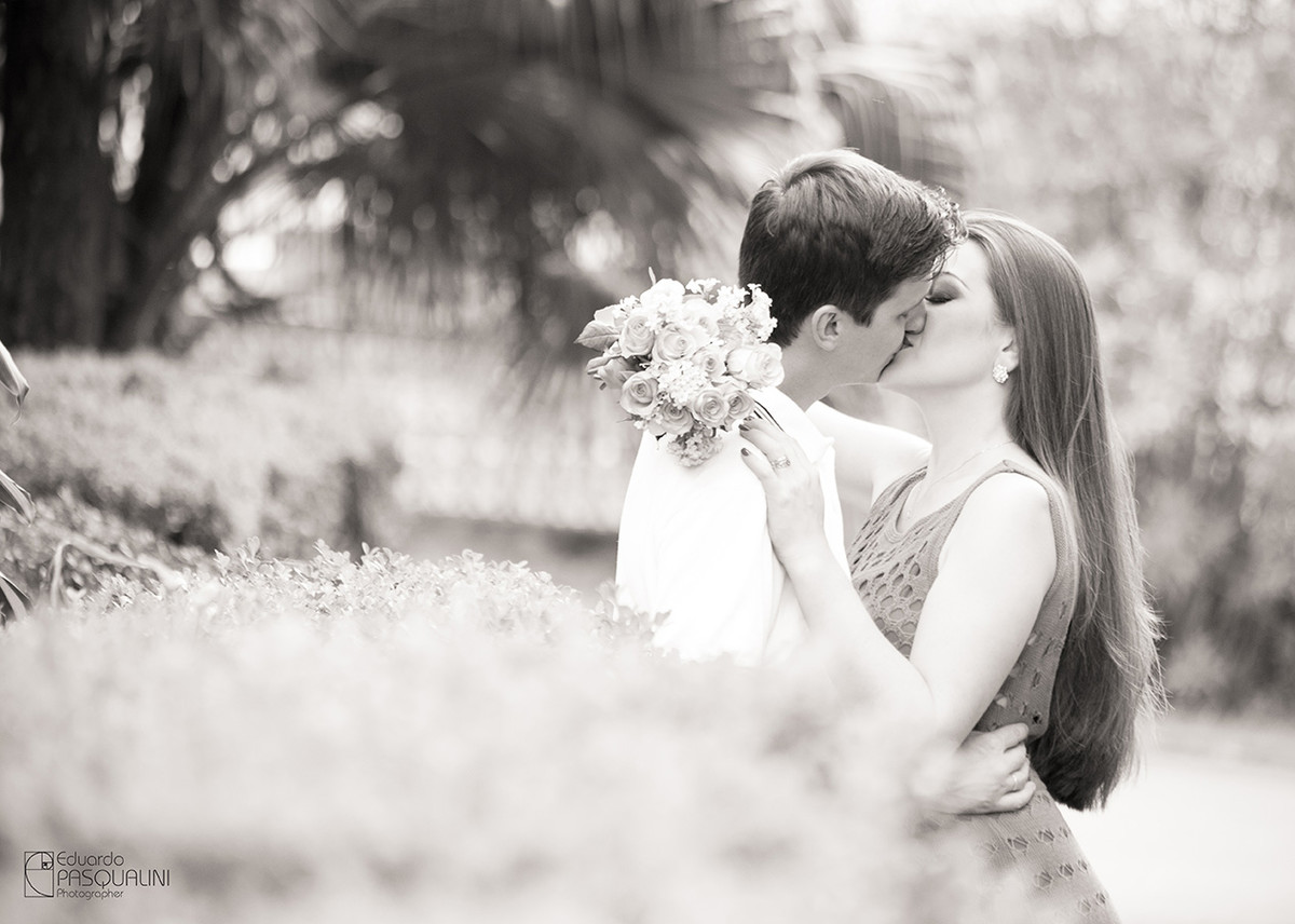 Foto preto e branco de beijo de noivos em ensaio pre casamento, Fotografia de Eduardo Pasqualini, fotógrafo de casamentos e ensaios em Rio do Sul, Santa Catarina.