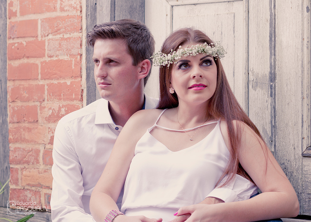 Cleber com olhar distante e Tamires com sua coroa de gipsofila. Fotografia de Eduardo Pasqualini, fotógrafo de casamentos e ensaios em Rio do Sul, Santa Catarina.