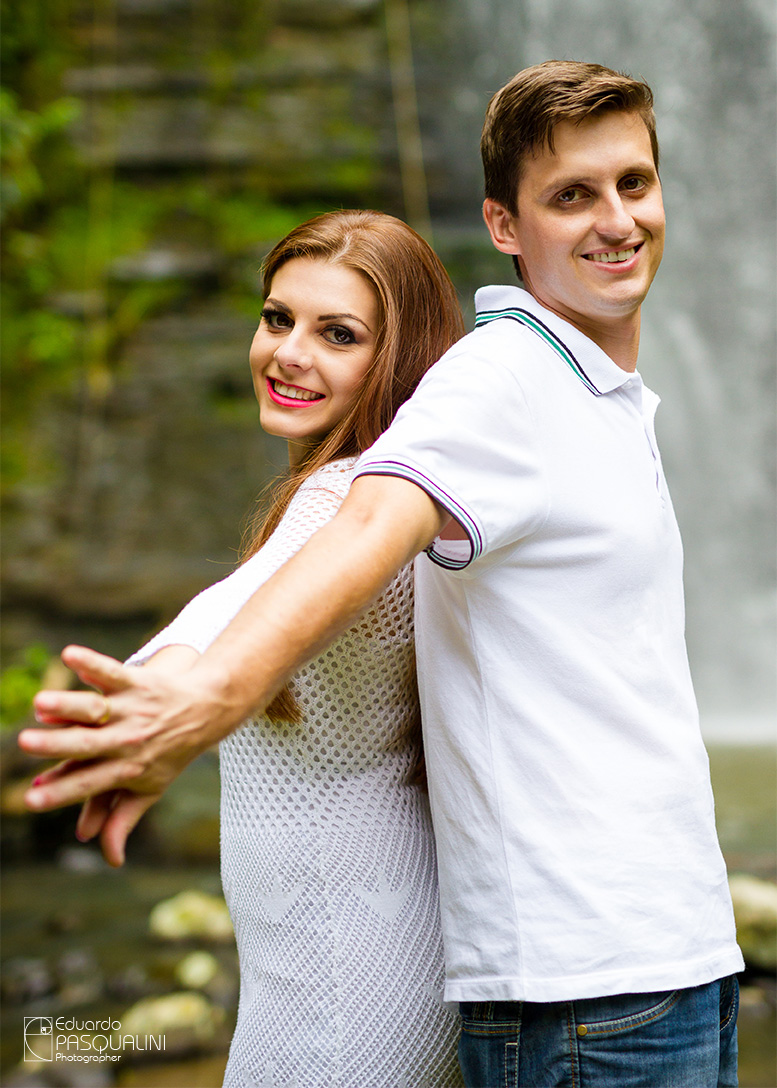 Felizes, casal Cleber e Tamires em ensaio pré-wedding. Fotografia de Eduardo Pasqualini, fotógrafo de casamentos e ensaios em Rio do Sul, Santa Catarina.