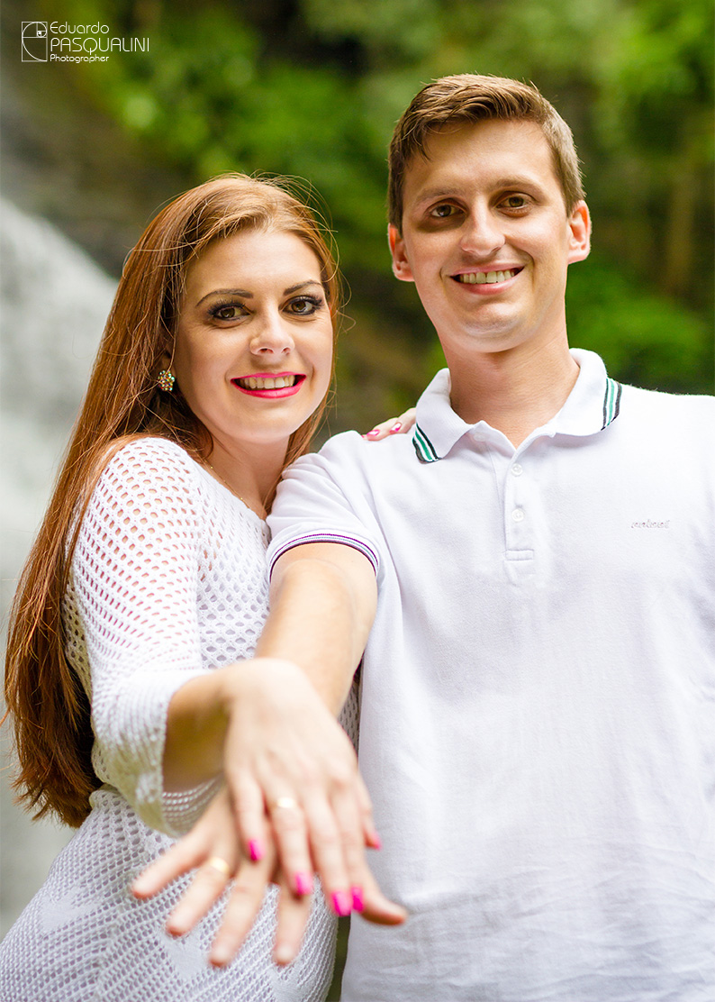 Mostrando a aliança de noivado. Casal Cleber e Tamires em ensaio fotográfico. Fotografia de Eduardo Pasqualini, fotógrafo de casamentos e ensaios em Rio do Sul, Santa Catarina.