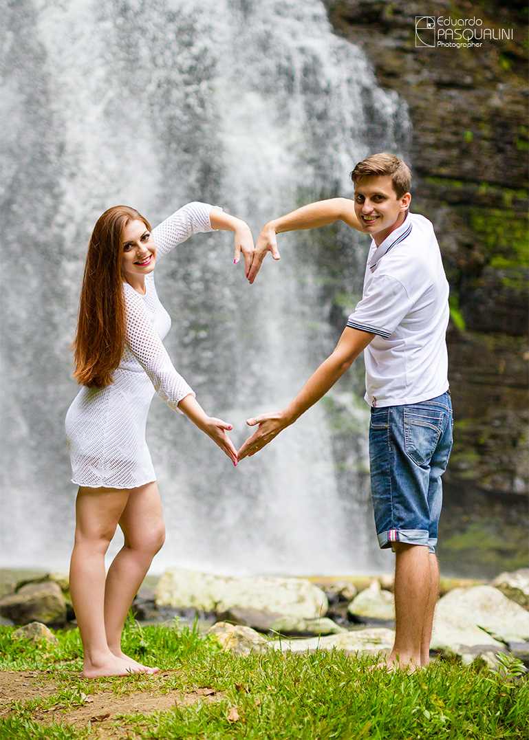 Coração gigante formado com as mãos. Fotografia de Eduardo Pasqualini, fotógrafo de casamentos e ensaios em Rio do Sul, Santa Catarina.
