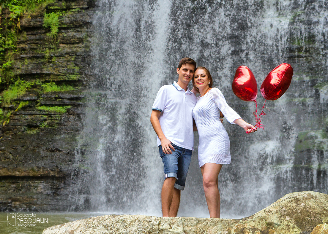 Em frente a queda de água, balões vermelhos. Fotografia de Eduardo Pasqualini, fotógrafo de casamentos e ensaios em Rio do Sul, Santa Catarina.