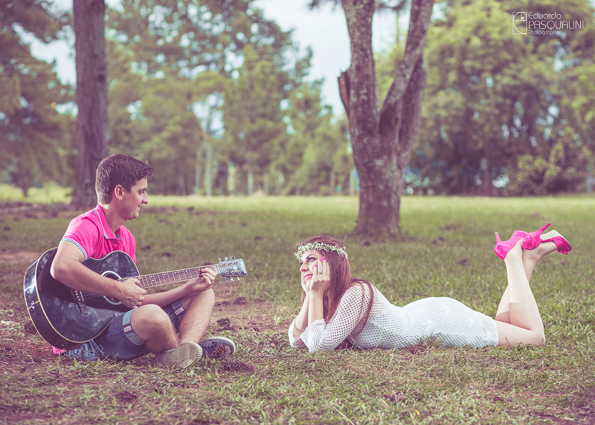 Noiva Tamires escuta seu futuro marido tocando violão. Fotografia de Eduardo Pasqualini, fotógrafo de casamentos e ensaios em Rio do Sul, Santa Catarina.