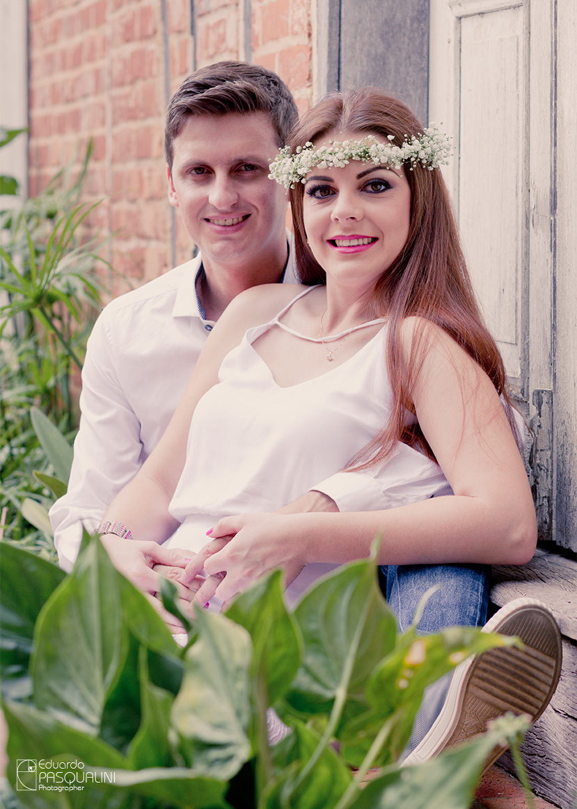 Sentados em escada de casa antiga, casal no ensaio pré-wedding. Fotografia de Eduardo Pasqualini, fotógrafo de casamentos e ensaios em Rio do Sul, Santa Catarina.