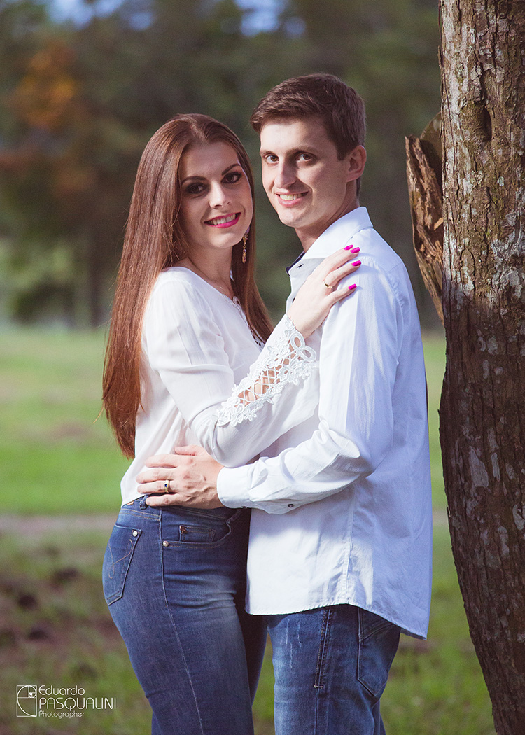 Lindos, casal Tamires e Cleber são amor na mais maravilhosa forma. Fotografia de Eduardo Pasqualini, fotógrafo de casamentos e ensaios em Rio do Sul, Santa Catarina.