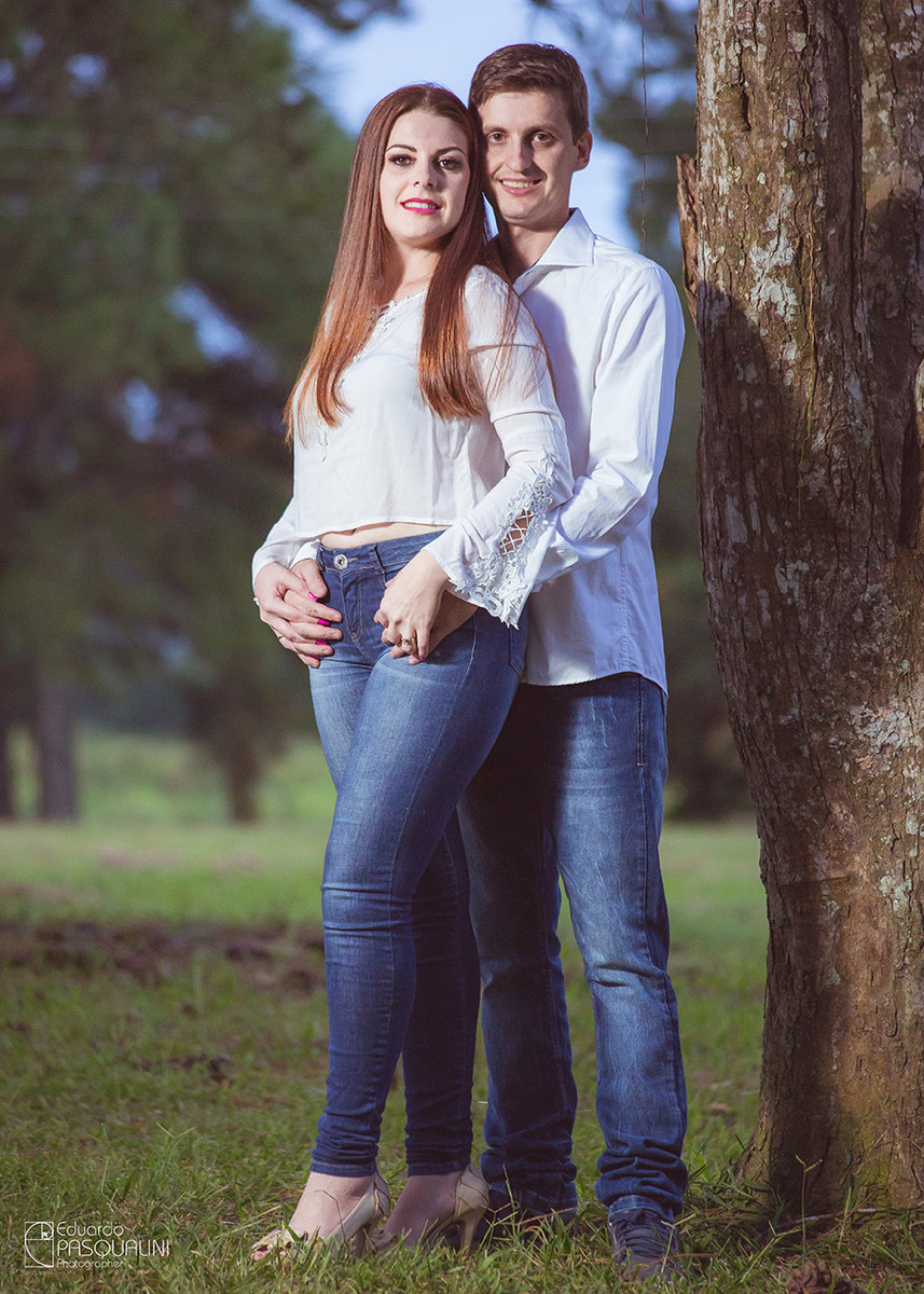Próximos a uma árvore, casal de noivos em sessão fotográfica. Fotografia de Eduardo Pasqualini, fotógrafo de casamentos e ensaios em Rio do Sul, Santa Catarina.