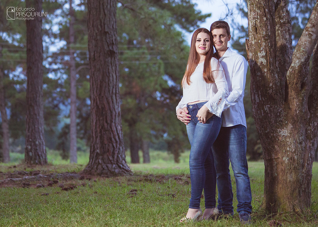 Na natureza, casal Cleber e Tamires em ensaio fotográfico. Fotografia de Eduardo Pasqualini, fotógrafo de casamentos e ensaios em Rio do Sul, Santa Catarina.