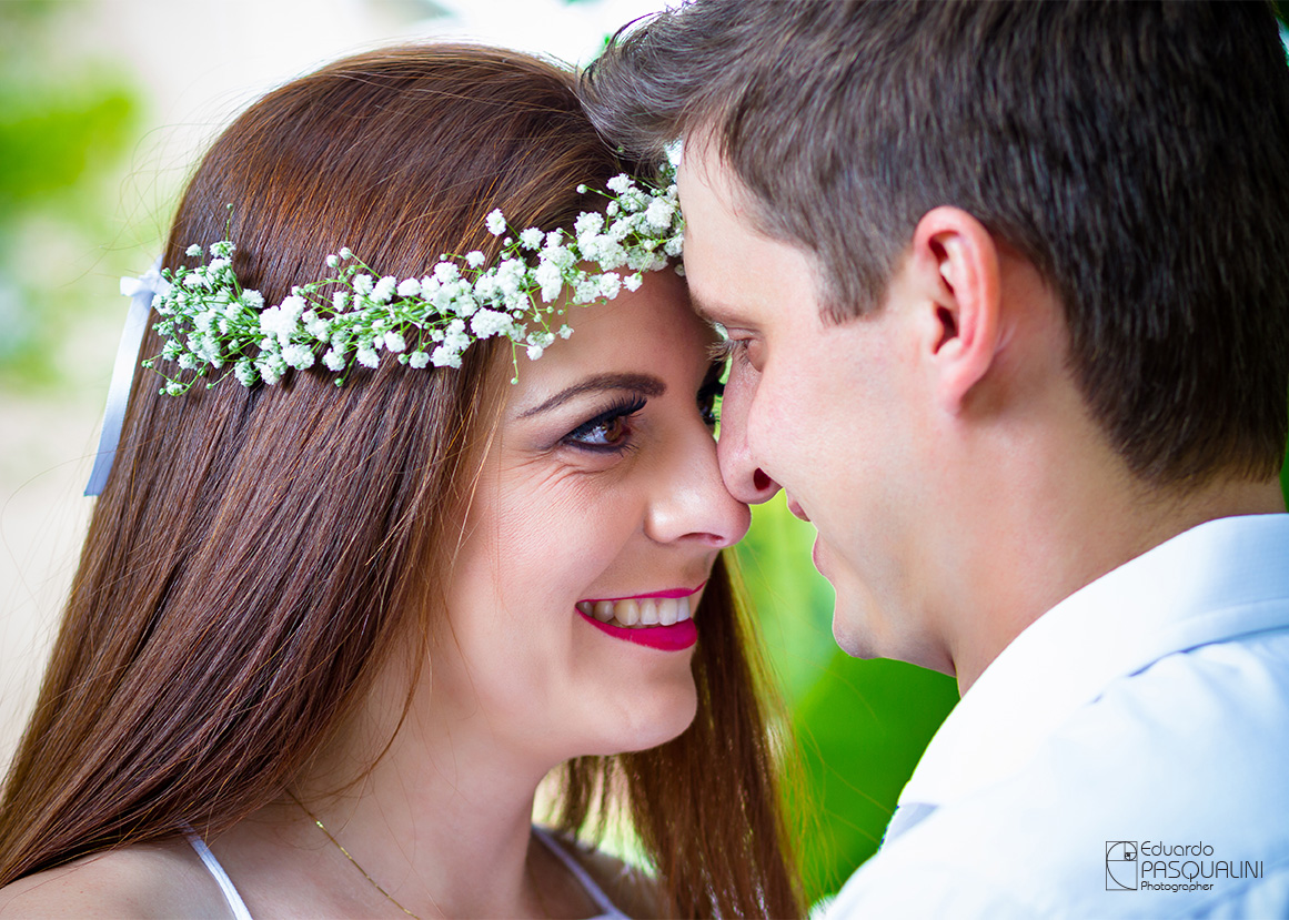 Olhar apaixonado de casal durante sessão fotográfica. Fotografia de Eduardo Pasqualini, fotógrafo de casamentos e ensaios em Rio do Sul, Santa Catarina.