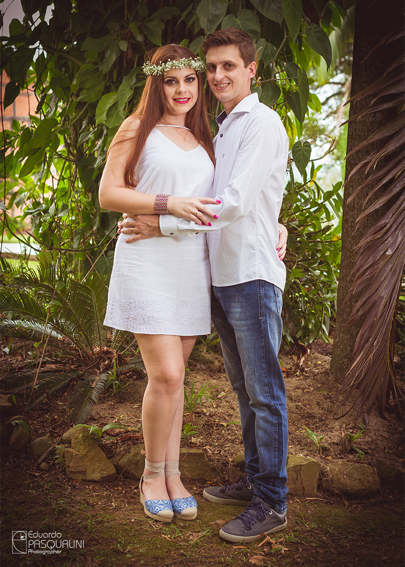 Elegante casal abraçados em meio a natureza. Fotografia de Eduardo Pasqualini, fotógrafo de casamentos e ensaios em Rio do Sul, Santa Catarina.