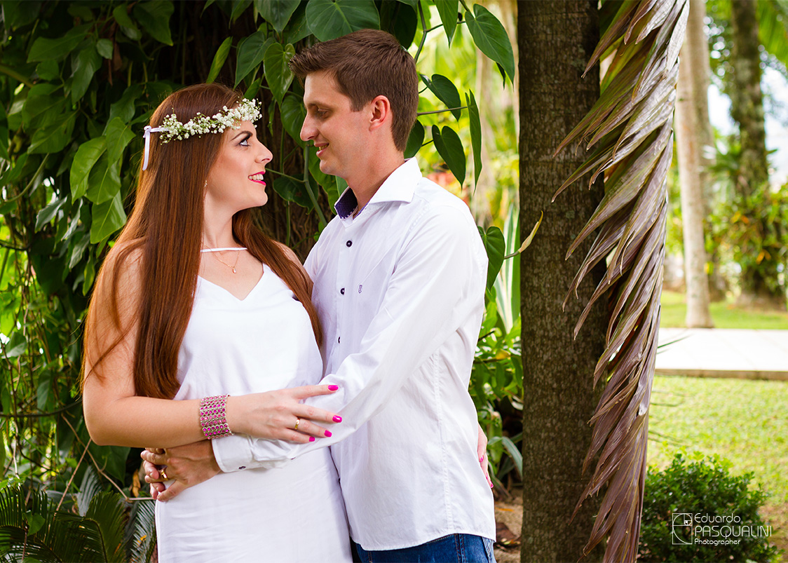 Românticos, olhando-se casal em ensaio pré-wedding. Fotografia de Eduardo Pasqualini, fotógrafo de casamentos e ensaios em Rio do Sul, Santa Catarina.