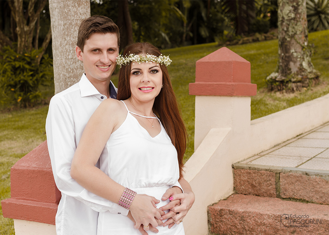 Em escadaria antiga, casal Cleber e Tamires durante ensaio. Fotografia de Eduardo Pasqualini, fotógrafo de casamentos e ensaios em Rio do Sul, Santa Catarina.