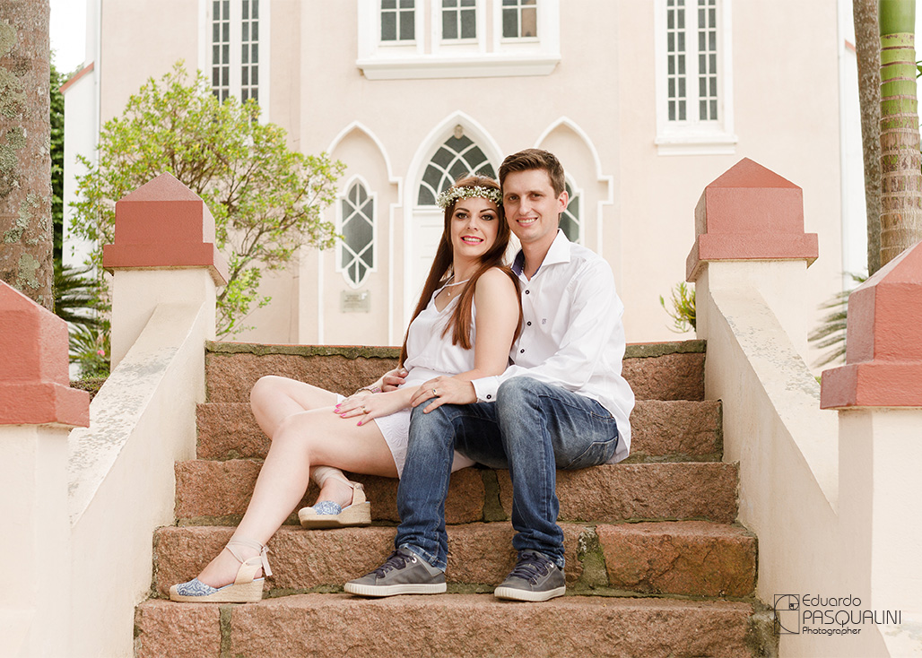 Escadaria em pedra com casal sentado durante ensaio fotográfico. Fotografia de Eduardo Pasqualini, fotógrafo de casamentos e ensaios em Rio do Sul, Santa Catarina.