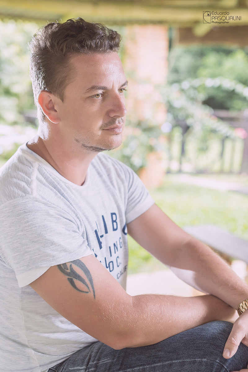 Foto close, retrato de homem. Foto de Eduardo Pasqualini, fotógrafo de casamentos e ensaios em Rio do Sul, Santa Catarina.