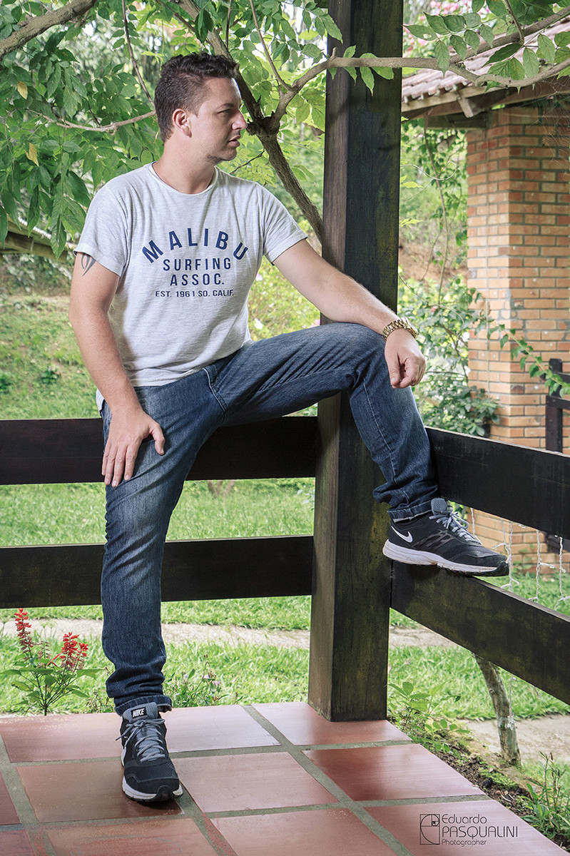 Reginaldo sentado na varanda de seu sítio. Foto de Eduardo Pasqualini, fotógrafo de casamentos e ensaios em Rio do Sul, Santa Catarina.