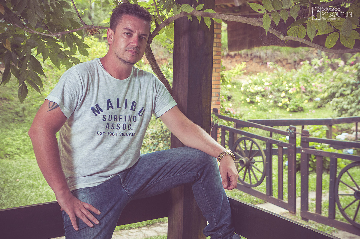Foto vintage de homem na varanda. Foto de Eduardo Pasqualini, fotógrafo de casamentos e ensaios em Rio do Sul, Santa Catarina.