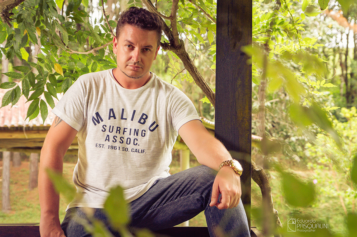 Fotografia de homem sentado em varanda de sítio. Foto de Eduardo Pasqualini, fotógrafo de casamentos e ensaios em Rio do Sul, Santa Catarina.