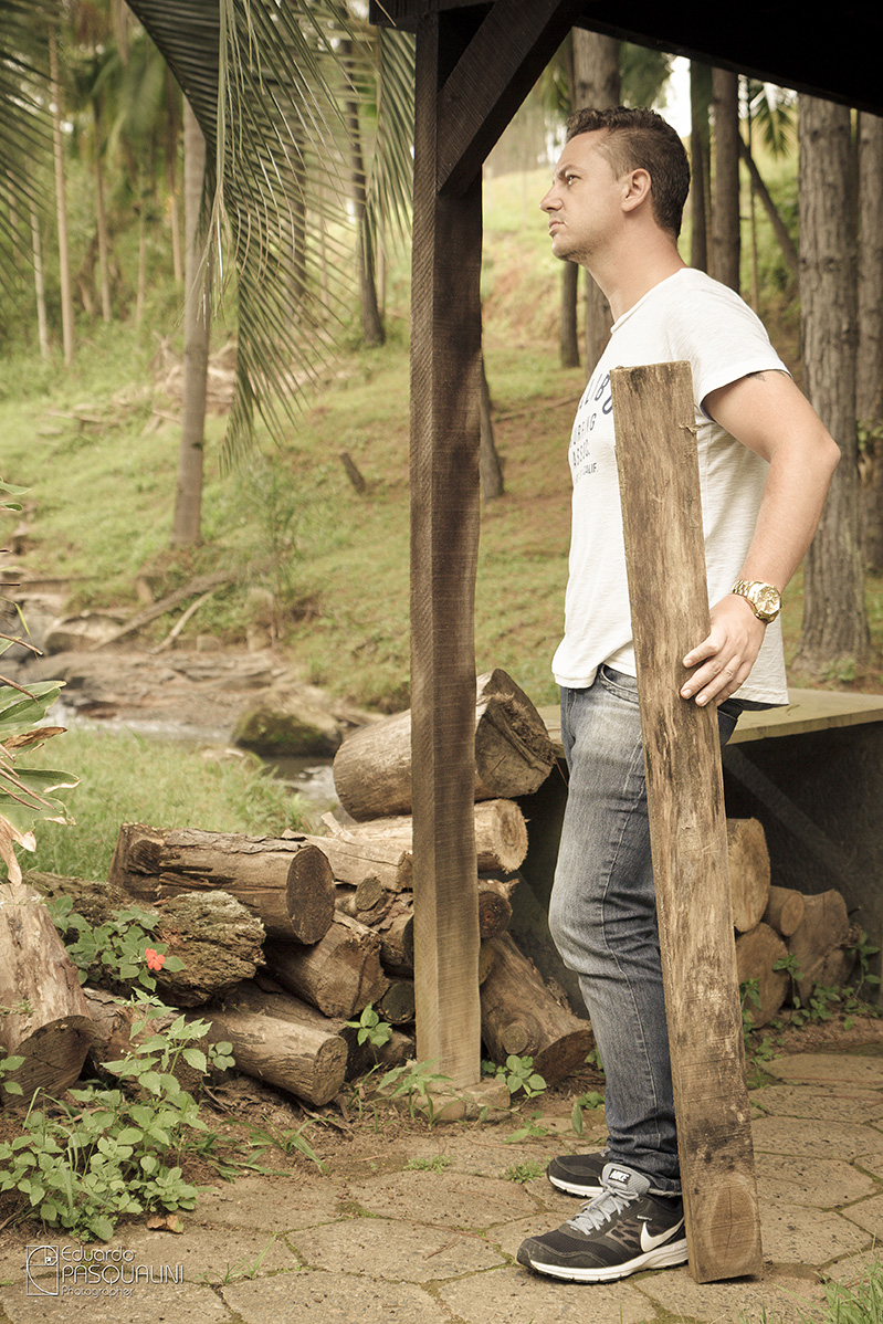 Organização de lenha de sítio. Foto de Eduardo Pasqualini, fotógrafo de casamentos e ensaios em Rio do Sul, Santa Catarina.