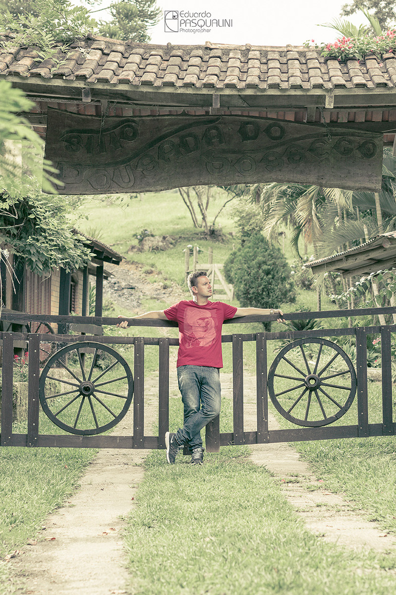 Homem apoiado em porteira, portão de sítio. Foto de Eduardo Pasqualini, fotógrafo de casamentos e ensaios em Rio do Sul, Santa Catarina.